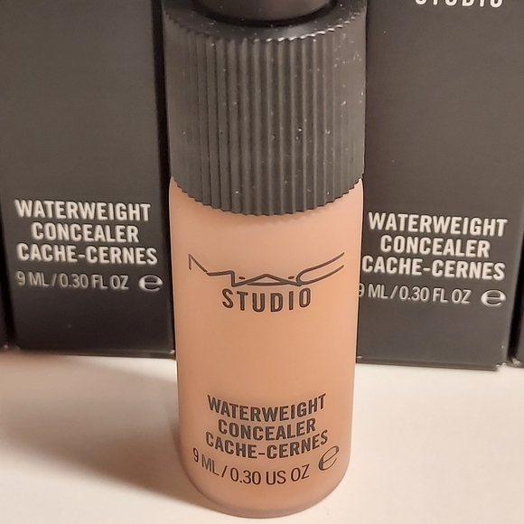 MAC Studio Waterweight Concealer *NW30* - Picture 2 of 4